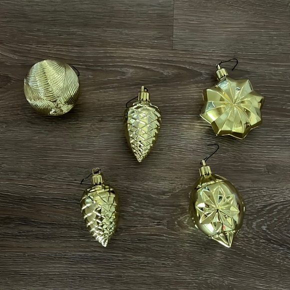 5 Gold Plastic Christmas Ornaments With Their Hooks - Picture 1 of 5